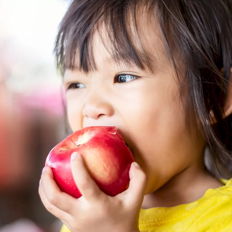 girl-eating-apple